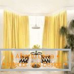 Habitación blanca con cortinas amarillas