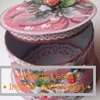 Caja rosa con decoración blanca