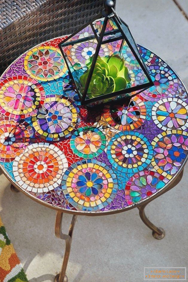 Mesa de decoración con vidrio coloreado