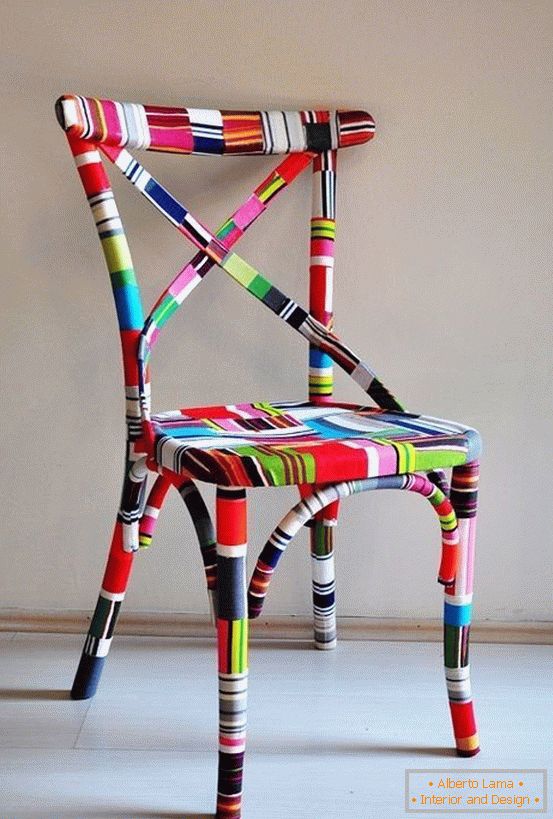 Pegado de una silla con pegatinas de colores
