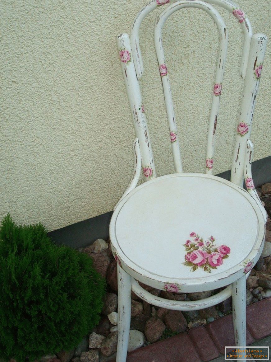 La silla está decorada al estilo de Provenza