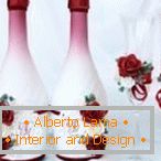 Rosas rojas y blancas en botellas y vasos