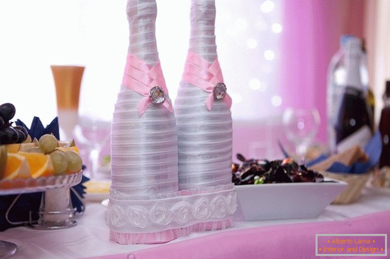 Decoración de botellas de boda лентами