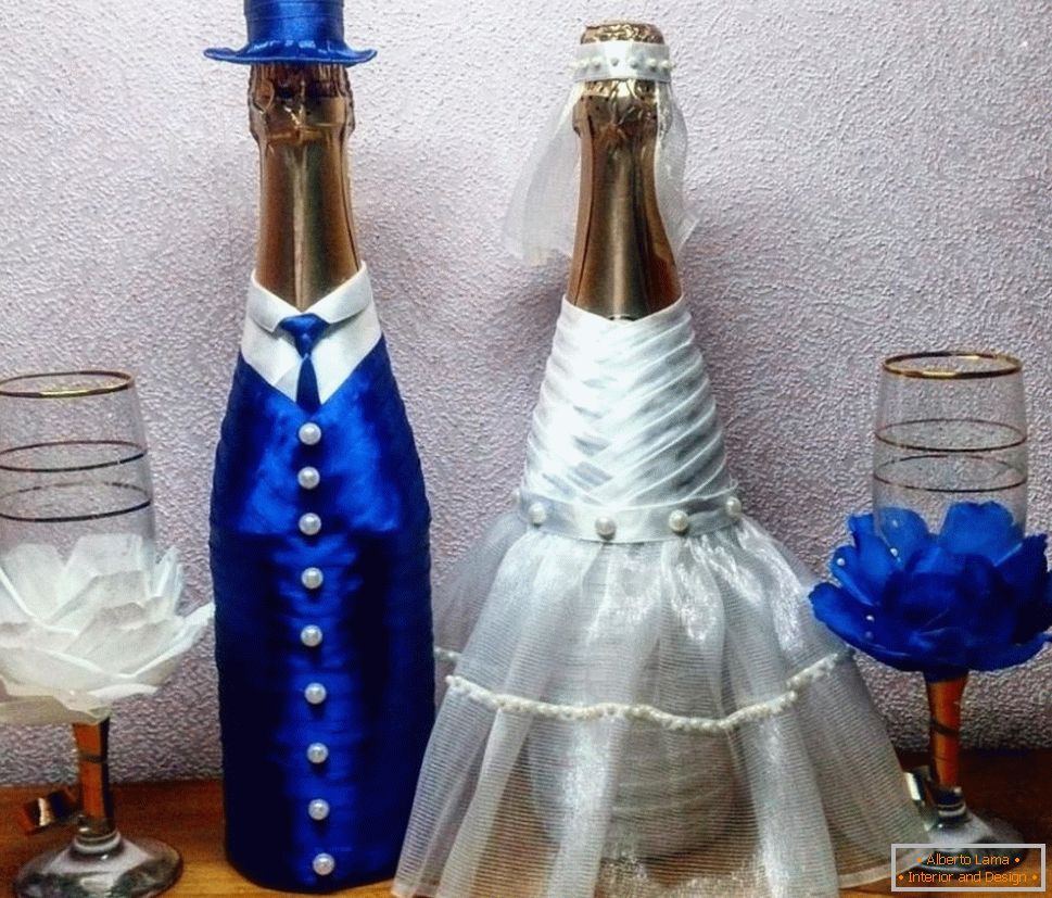 Botellas de boda en trajes de la novia y el novio