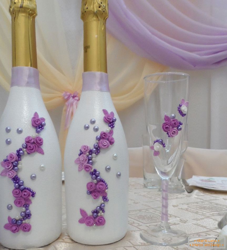 Flores hechas de arcilla polimérica на свадебных бутылках