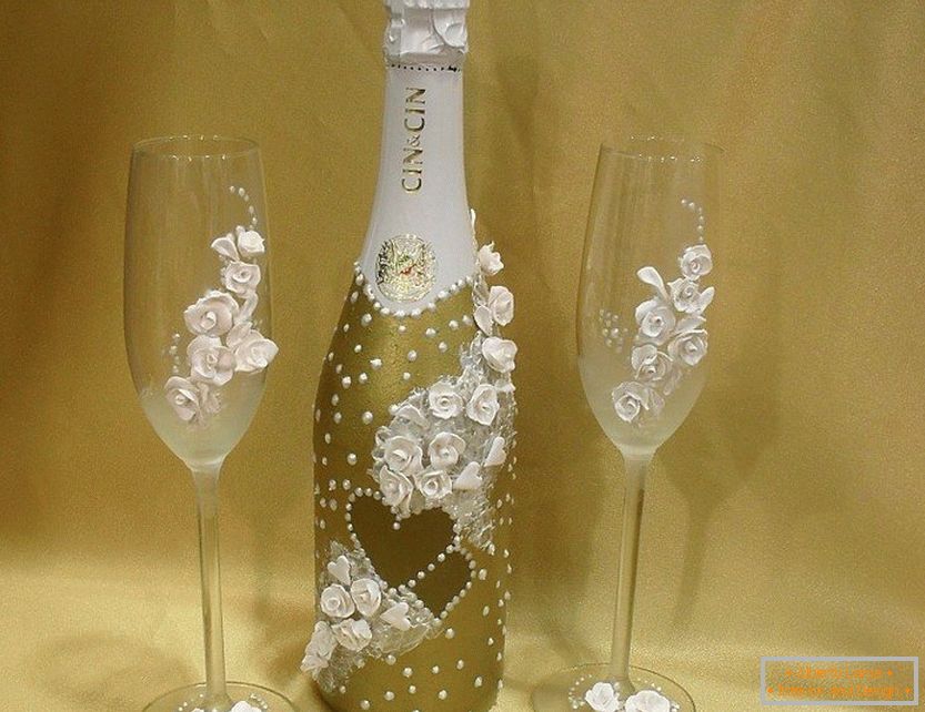 Decoración de una botella y copas de vino con rosas y abalorios
