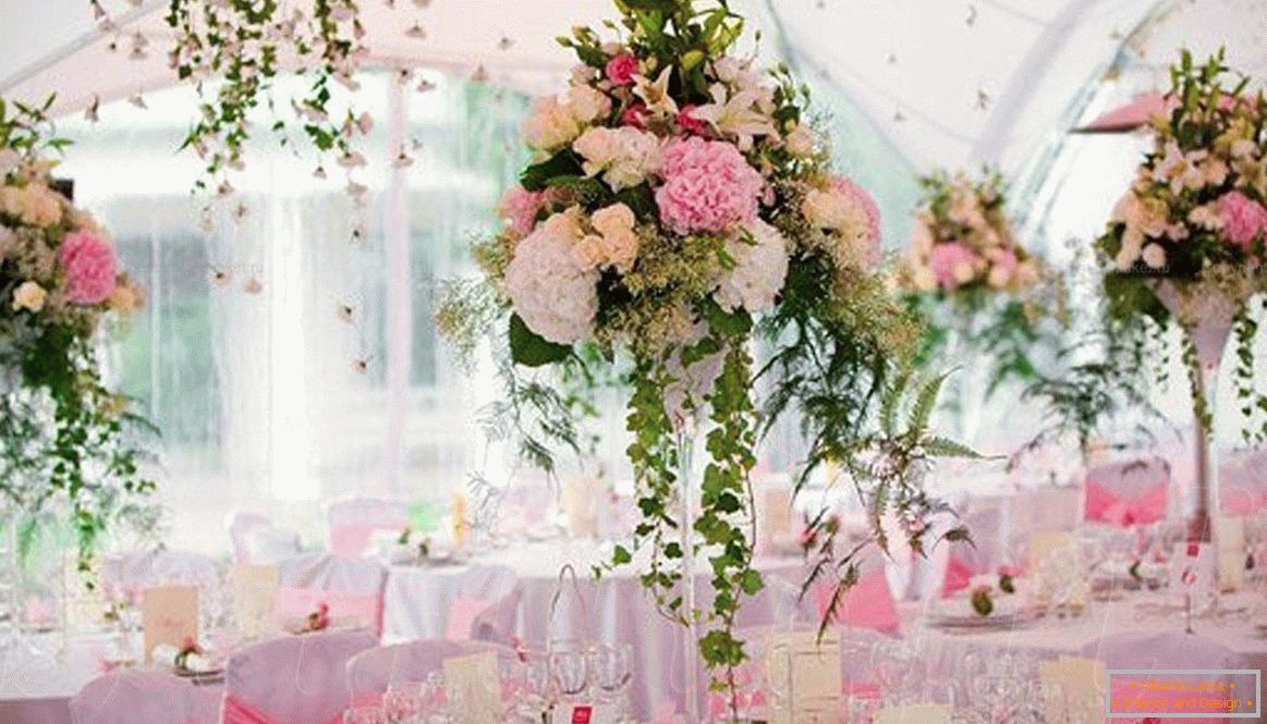 Decoración del salón de bodas con flores frescas