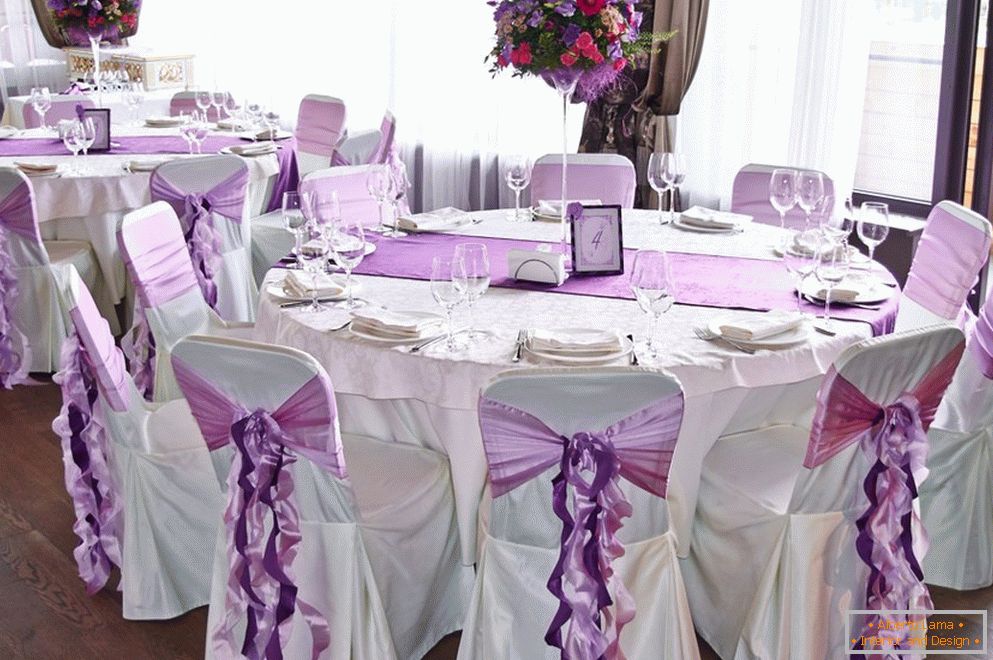 Registro de mesas de invitados y sillas en la boda