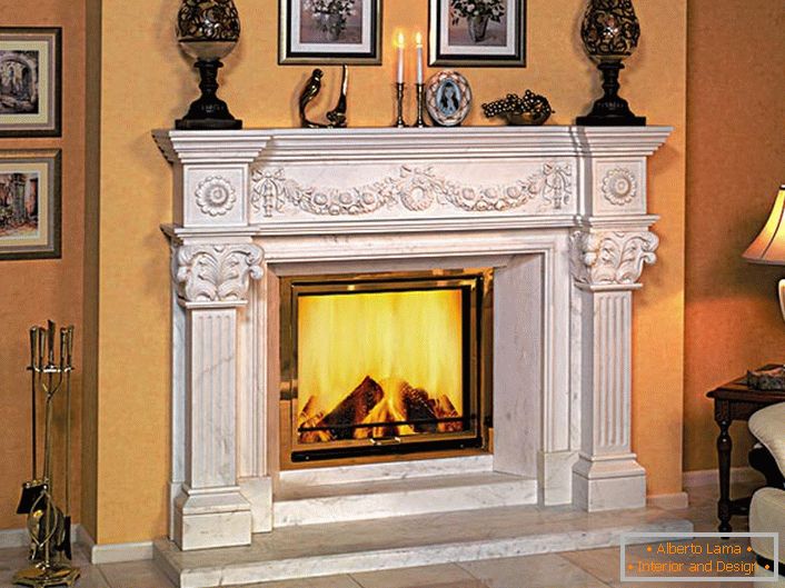 Una chimenea de gas decorada en el interior del estilo Art Nouveau crea la impresión de fuego de troncos de madera. 