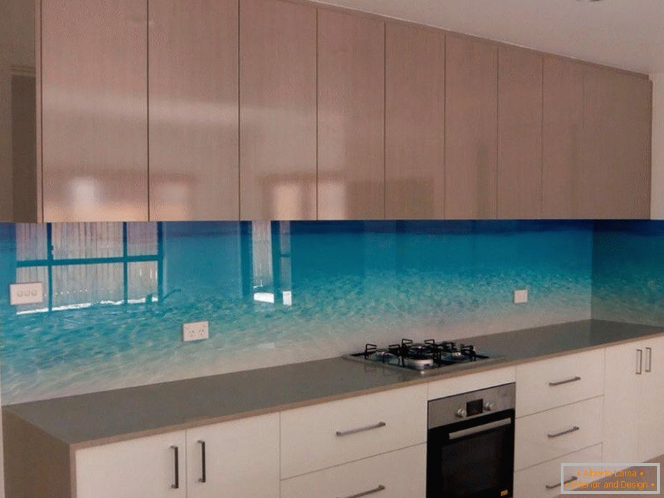 Panel de vidrio en delantal en la cocina