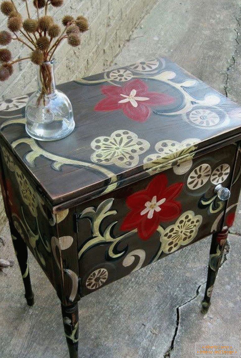 Mesa con flores y patrones