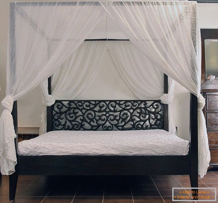 El dormitorio en el estilo Art Nouveau es atractivo debido a la organización adecuada de la cama. Para coser marquesina se utilizó tejido natural ligero.