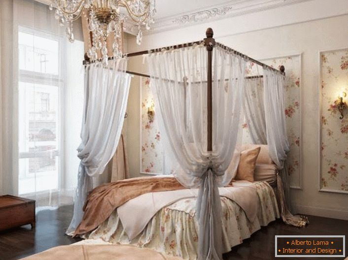 La habitación, de estilo barroco, está decorada con un elegante toldo de aire que hace que el descanso sea aún más relajante. 