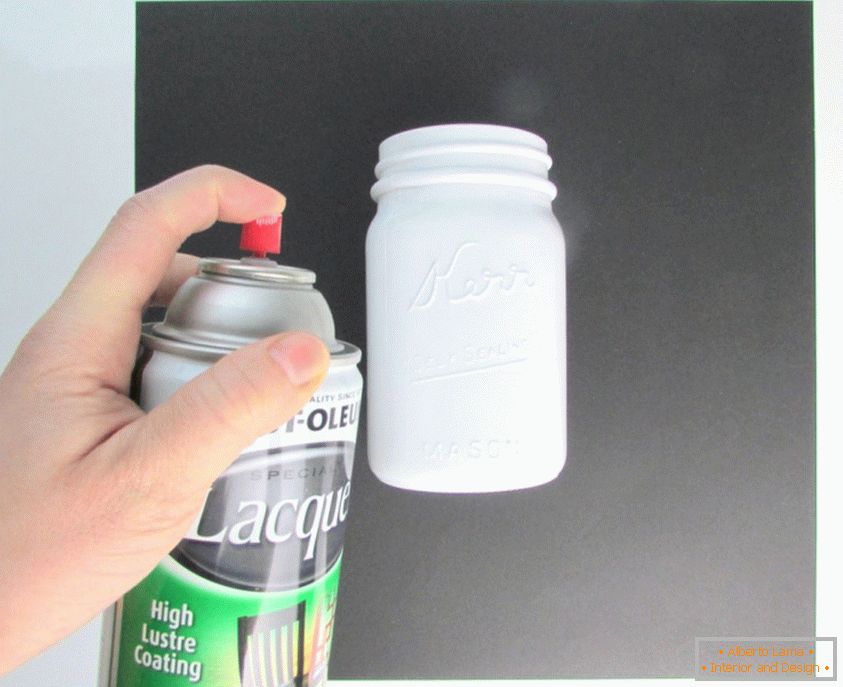 Pintar el frasco de vidrio con pintura en aerosol