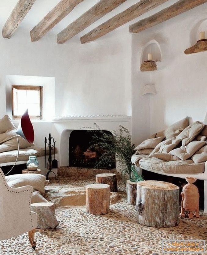 El uso de la madera en la sala de estar en el estilo de rusticismo