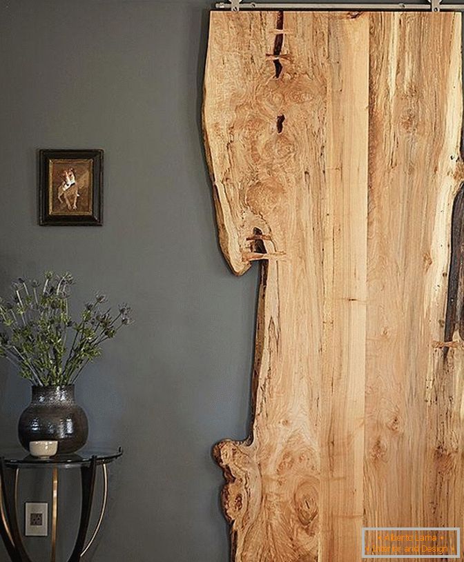 Puerta de madera de un árbol