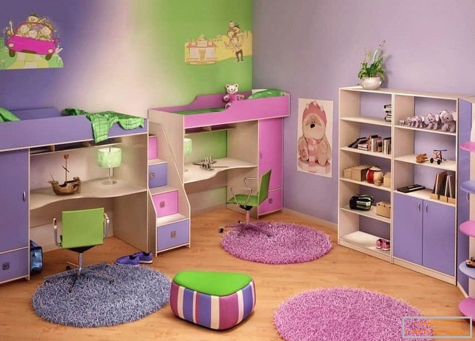 Habitación infantil luminosa para niños de diferentes sexos en Jruschov