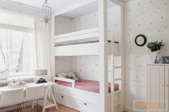 El diseño delicado y acogedor de la habitación de los niños en el estilo del minimalismo es el laconismo interesante, las formas de contención. 