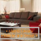 Sofá marrón y sillón rojo en la sala de estar