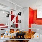 Interior rojo y blanco del apartamento