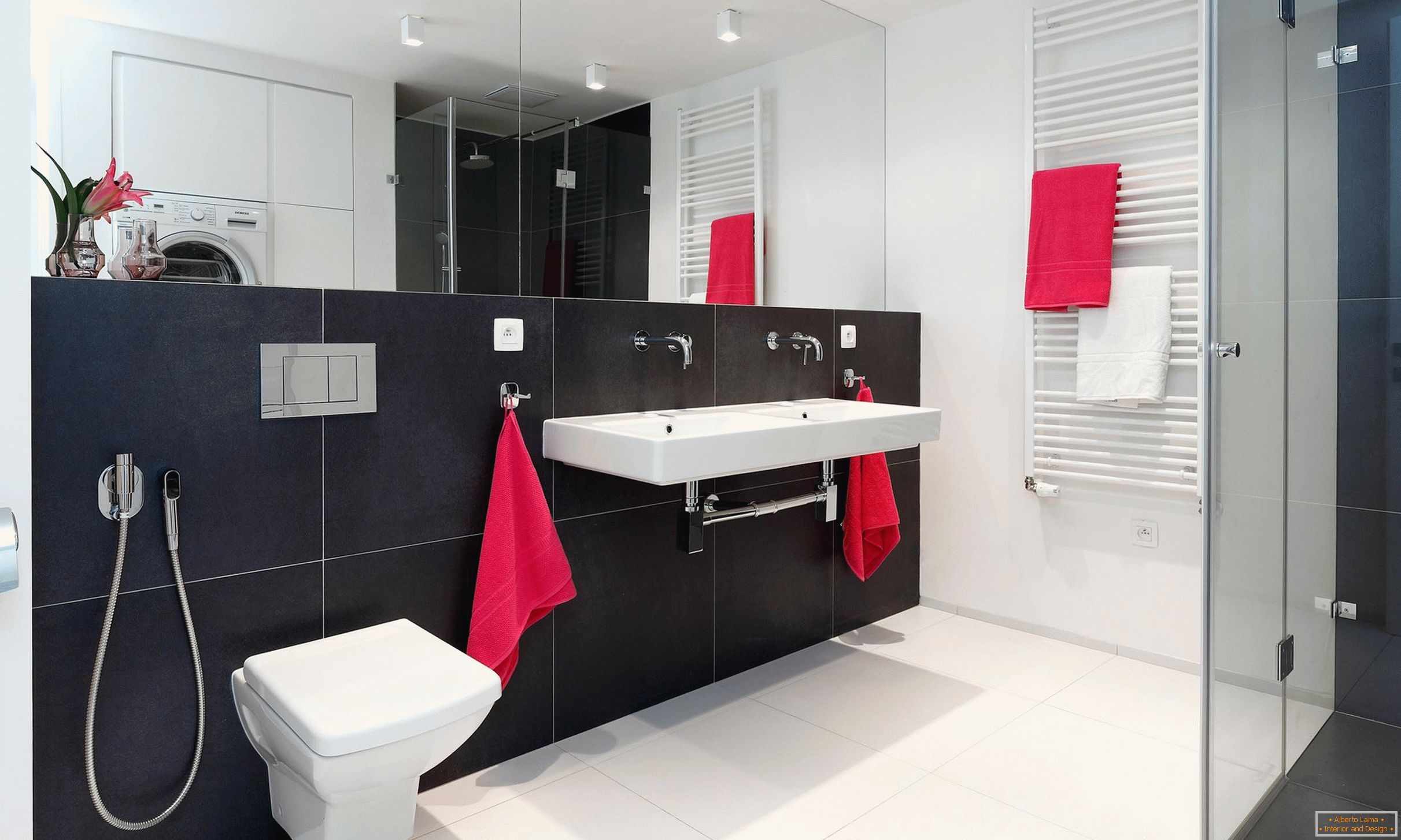 Rojo, blanco y negro en el diseño del baño