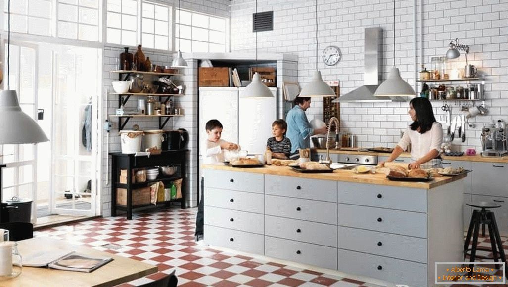 Amplia cocina en blanco para una gran familia