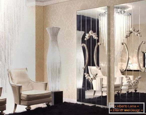 Hermosos espejos en el diseño de la sala de estar de una casa privada