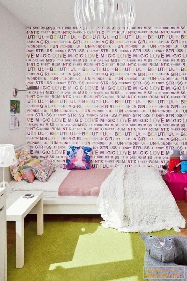 Papel pintado de colores en el dormitorio de la niña