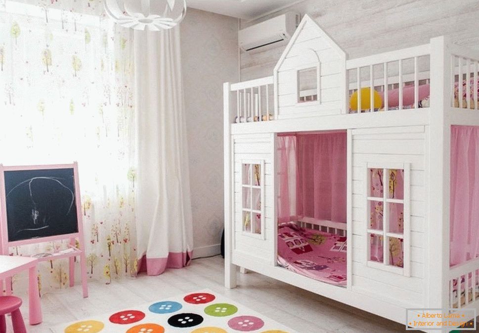 Casa de la cama en la habitación para niñas