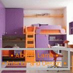 Interior de color lila-naranja del cuarto de niños