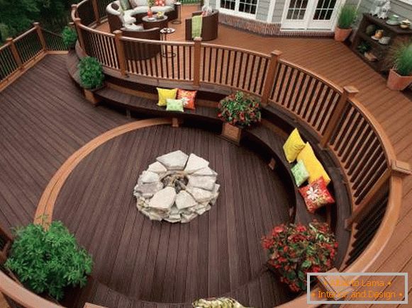 Terraza con sala de estar en el diseño del patio de una casa privada