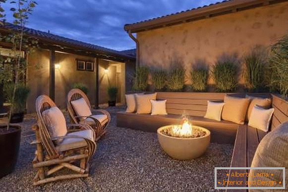 Diseño de paisaje de una casa privada - foto de un área de recreación junto al fuego