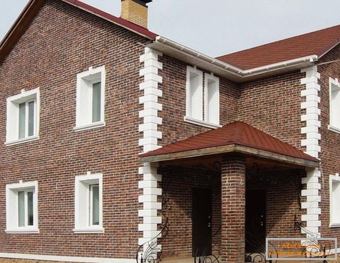 Diseño decorativo de la fachada de la casa кирпичом