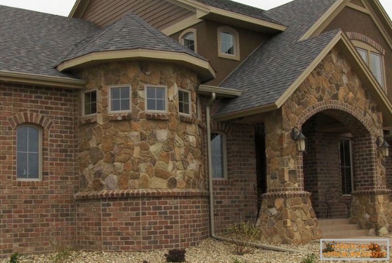 Casa con fachada de piedra natural