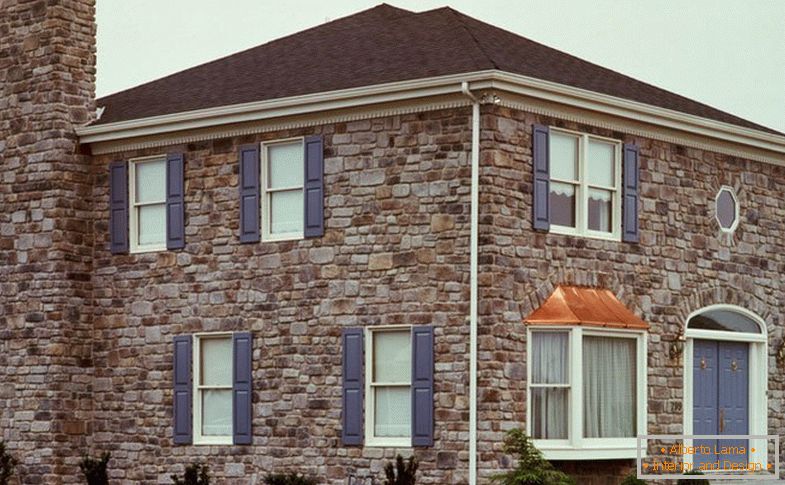 Casa con una fachada de azulejos
