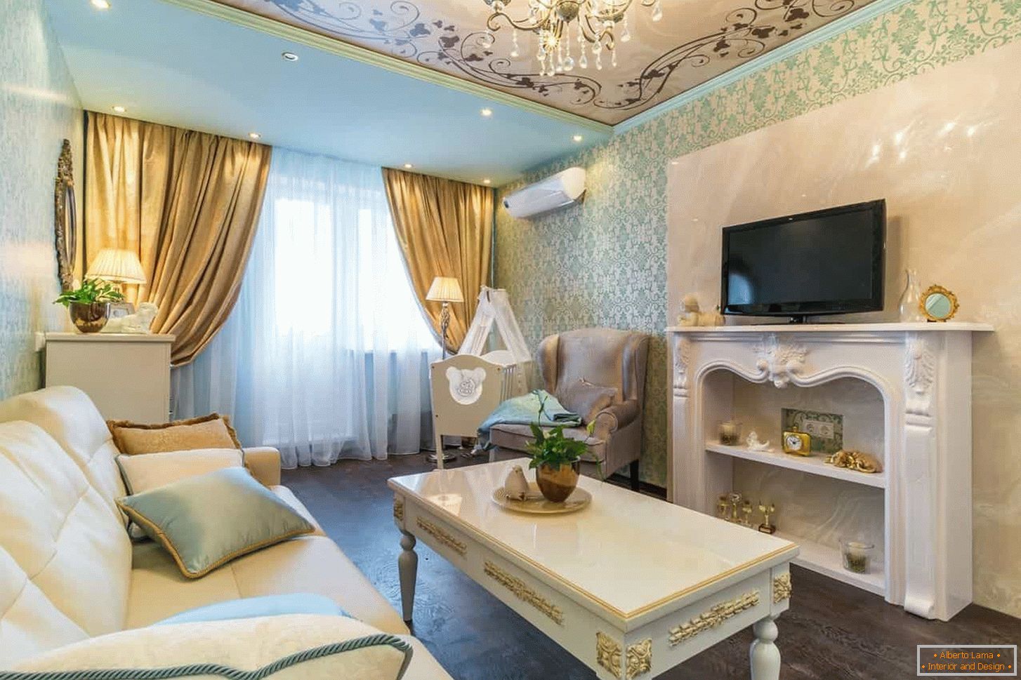 Sala de estar en estilo clásico con acabado dorado, adorno de techo