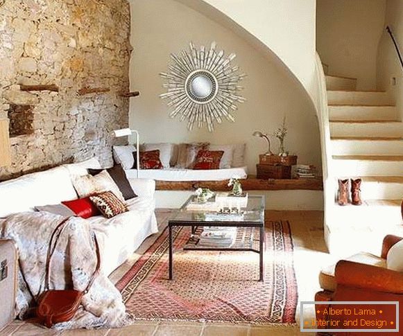 Diseño elegante de la sala de estar con una escalera en una casa privada