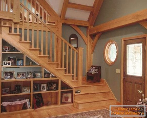 Escalera de madera en el segundo piso en el diseño de la sala de estar de una casa privada