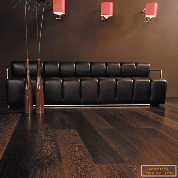 Wenge laminate en la sala de estar combina perfectamente con muebles tapizados con tapicería de chocolate. La habitación de huéspedes en colores oscuros, a pesar de su simplicidad y diseño lacónico, es una de las opciones de diseño más lujosas.