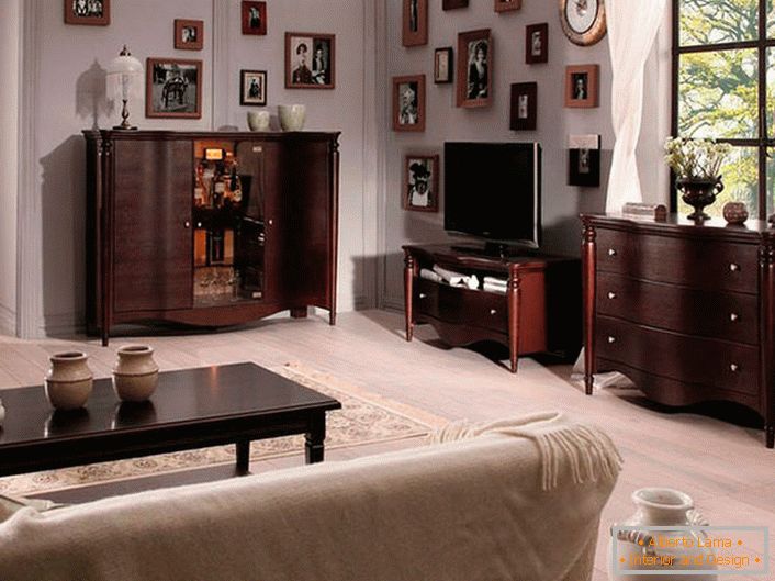 Muebles para una habitación de huéspedes en el estilo de Wenge. El color contrastante se destaca favorablemente contra el fondo de un acabado ligero.