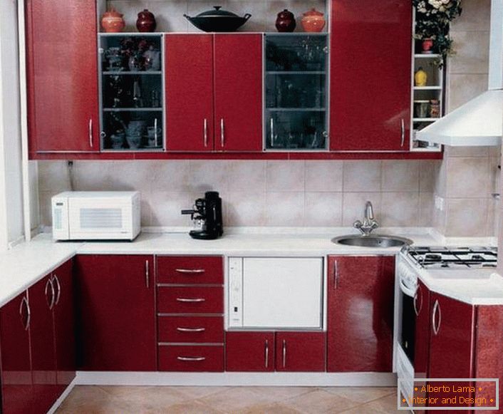 Los principales requisitos para organizar una cocina de 9 m2 son la practicidad y la funcionalidad. La cocina en forma de U de un rico color burdeos no solo es conveniente, sino que también tiene una apariencia atractiva.