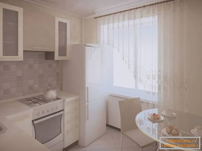 Un pequeño espacio de cocina se puede ampliar visualmente, utilizando exclusivamente blanco para la decoración. 
