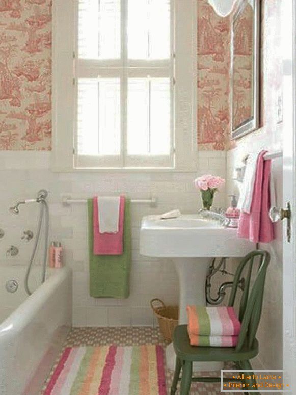 Una ventana en un baño pequeño dará una sensación de espacio