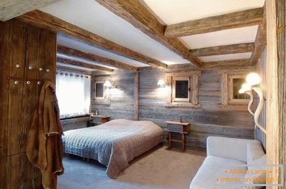 Interior de un dormitorio en una casa de campo en el estilo de un chalet