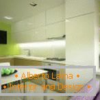 Muebles blancos y paredes de color verde claro en la cocina