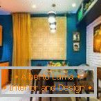 La combinación de paredes azules y muebles de color naranja
