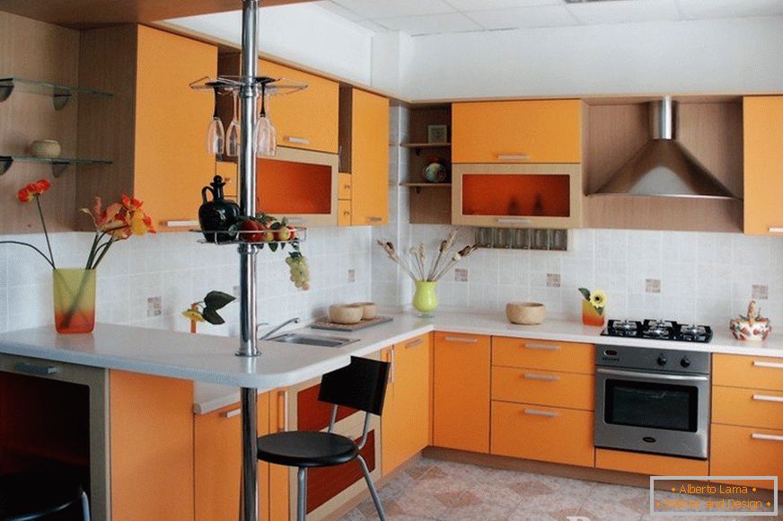 Muebles de color naranja en la cocina