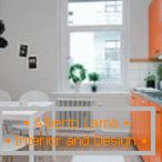 Cocina blanca con muebles de color naranja