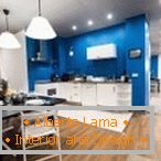 Separación de cocina y sala de estar con iluminación