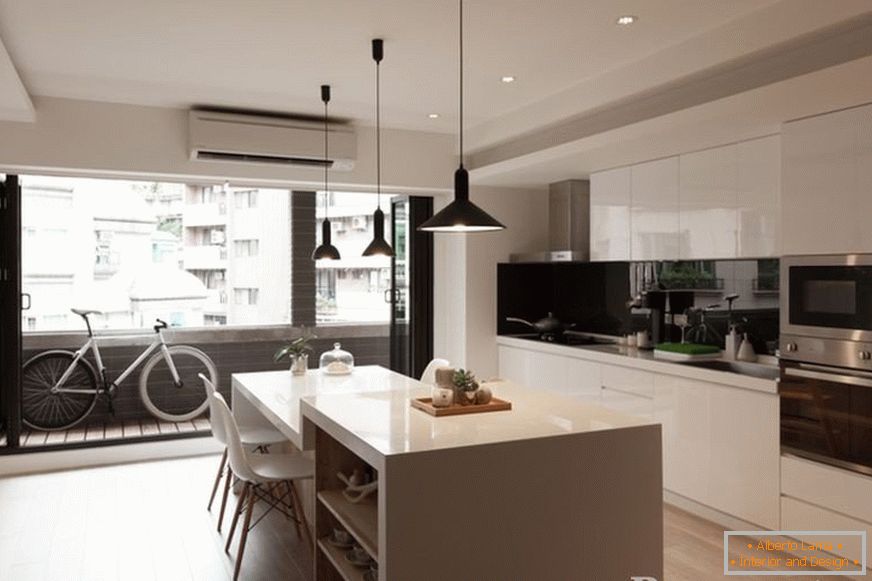Interior de la cocina moderna con balcón